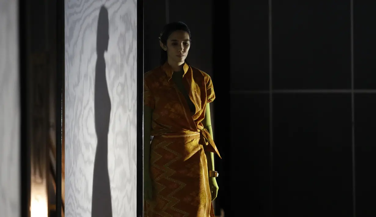 Koleksi Aradhana akan terdiri dari 60 looks menggunakan wastra dari berbagai daerah di seluruh Indonesia, terdiri dari Batik, Tenun ikat, Songket, Ulos, dan berbagai kain tenun lainnya atas dukungan dari Bank Indonesia.