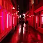 Kawasan lampu merah umumnya dihiasi oleh lampu neon berwarna-warni yang menjadi ciri khasnya. (That Dam Guide)