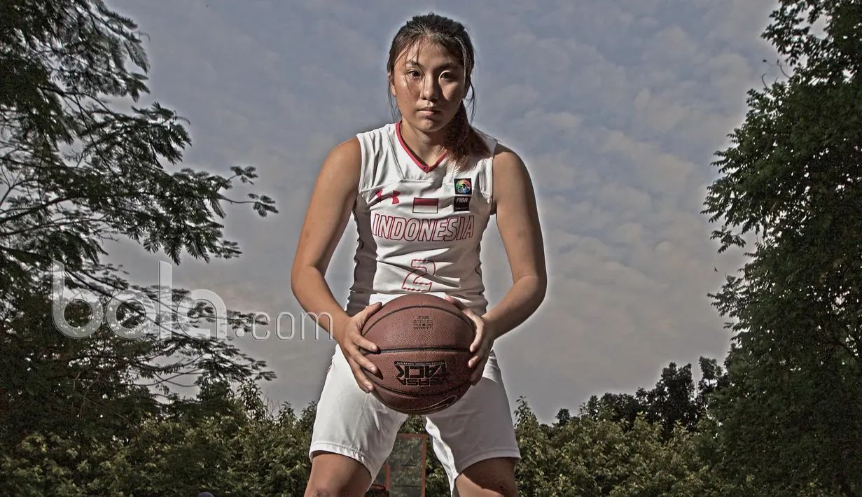 Salah satu hobby Michelle Kurniawan selain bermain basket adalah bernyanyi dan berjoget.  (Bola.com/Nicklas Hanoatubun)