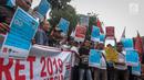 Ratusan pekerja yang tergabung dalam Serikat Pekerja JICT menggelar aksi menutup jalan di depan gedung Kementerian BUMN, Jakarta, Rabu (13/3). Aksi ini menuntut Kementerian BUMN segera memutus kontrak Hutchison di JICT. (Liputan6.com/HO/Asri)