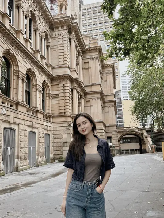 Penampilan Sarah Menzel begitu natural. Gaya fashionnya juga terlihat casual di segala kesempatan. [Foto: Instagram/ Sarah Menzel]