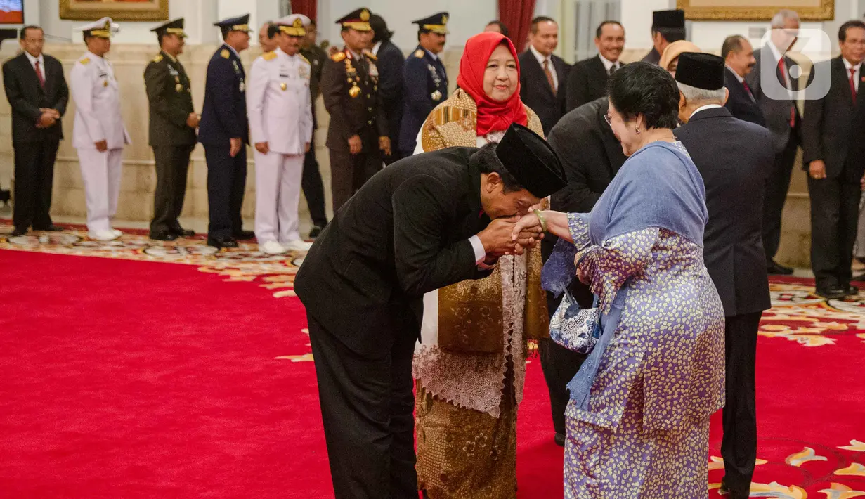 Kepala Badan Pembinaan Ideologi Pancasila (BPIP) Yudian Wahyudi (kiri) menerima ucapan selamat dari Ketua Dewan Pengarah BPIP Megawati Soekarnoputri seusai dilantik di Istana Negara Jakarta, Rabu (5/2/2020). Presiden Joko Widodo resmi melantik Yudian sebagai Kepala BPIP. (Liputan6.com/Faizal Fanani)