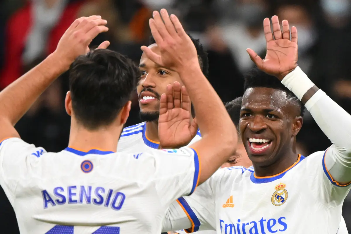 Foto: Duet Karim Benzema - Vinicius Junior Gacor, Real Madrid Sikat Valencia dan Kukuh di Puncak Klasemen Liga Spanyol