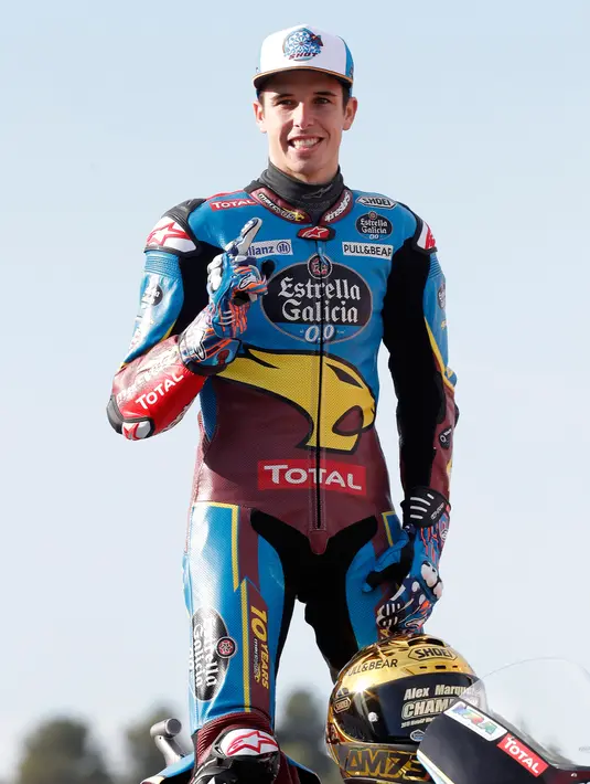 Pembalap Moto2 Alex Marquez berpose di depan Valencia Motorcycle Grand Prix, Spanyol, Minggu (17/11/2019). Alex Marquez sukses merebut gelar juara dunia Moto2 tahun 2019. (AP Photo/Alberto Saiz)
