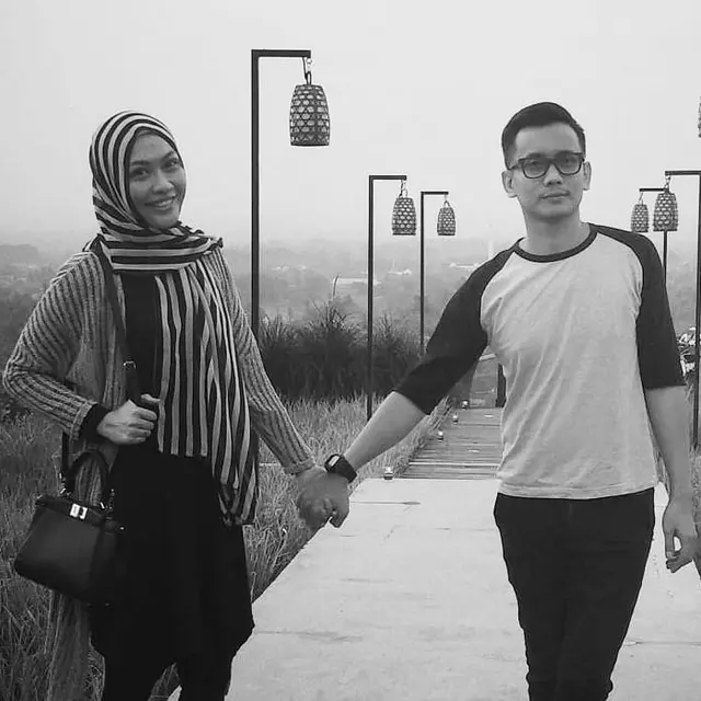7 Potret Istri Mendiang Bani Seventeen yang Jadi Dokter Perangi Covid-19