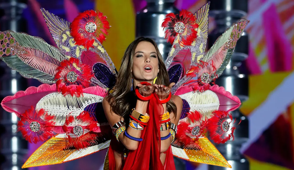 Model Brasil, Alessandra Ambrosio berpose di atas catwalk saat menampilkan lini pakaian dalam selama Victoria's Secret Fashion Show 2017 di Shanghai, Senin (20/11). 17 tahun sudah supermodel itu berjalan sebagai Victoria's Secret Angels. (AP/Andy Wong)