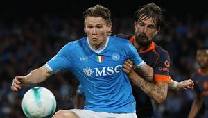 Gelandang Napoli, Scott McTominay, berusaha menguasai bola dalam pertandingan Serie A melawan Inter Milan di Naples, Italia, Sabtu, 25 Oktober 2025. (Alessandro Garofalo/LaPresse via AP)