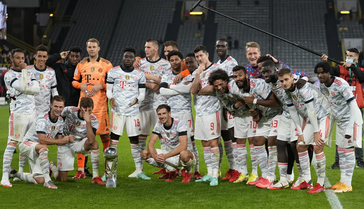 Para pemain Bayern Munchen  foto bersama dengan trofi Piala Super Jerman usai mengalahkan Borussia Dortmund pada final Piala Super Jerman di Signal Iduna Park, Jerman, Rabu (18/8/2021). Munchen berhasil meraih gelar Piala Super Jerman usai mengalahkan atas Dortmund 3-1. (AP Photo/Martin Meissner)