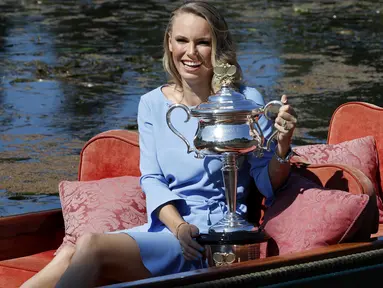 Caroline Wozniacki menikmati sesi foto dengan trofi Daphne Akhurst Memorial di Royal Botanical Gardens, Melbourne, Australia, (28/1/2018). Pada Final Wozniacki mengalahkan Simona Halep 7-6, 3-6, 6-4. (AP/Ng Han Guan)