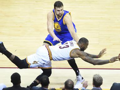 Bintang Cleveland Cavaliers, LeBron James #23 mengejar bola saat dihadang center Warriors, Andrew Bogut #12 pada game ke-3 NBA Finals di Quicken Loans Arena, (9/6/2016) WIB. (Mandatory Credit: Ken Blaze-USA TODAY Sports)