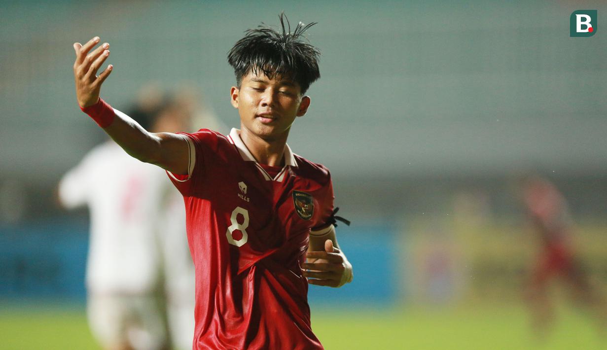 Arkhan Kaka menjelma menjadi mesin gol Timnas Indonesia U-17 di Kualifikasi Piala Asia U-17 2023. Pemain berusia 15 tahun itu telah mendulang enam gol dalam dua pertandingan yang sudah dijalani. (Bola.com/M Iqbal Ichsan)
