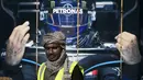 Seorang road crew bekerja di luar sirkuit corniche Formula One (F1), di Jeddah, Arab Saudi, Selasa (30/11/2021). Arab Saudi untuk pertama kalinya dipercaya menjadi tuan rumah balapan F1 2021, yang akan berlangsung 3-5 Desember mendatang. (AP Photo/Amr Nabil)