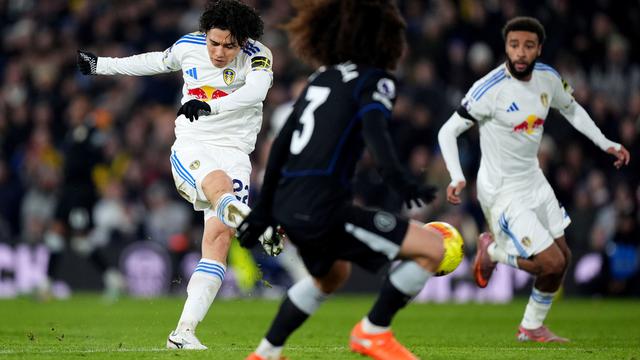 Ao Tanaka (kiri) dari Leeds United mencetak gol timnya ke gawang Chelsea