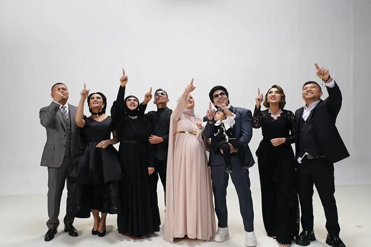 Pemotretan keluarga Aurel Hermansyah Bersama Orang Tua, Tampil Makin Kompak