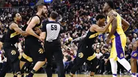 Center Toronto Raptors Jonas Valanciunas (dua dari kiri) bersitegang dengan forward Los Angeles Lakers Julius Randle pada laga NBA di Air Canada Centre, Minggu (28/1/2018) atau Senin (29/1/2018) WIB. (AFP/Frank Gunn)