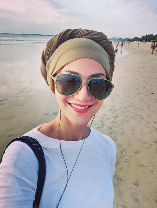 Belum lama usai putuskan berhijab, Wanda Hamidah muncul dengan penampilan baru yang jadi sorotan. (FOTO: instagram.com/wanda_hamidah)