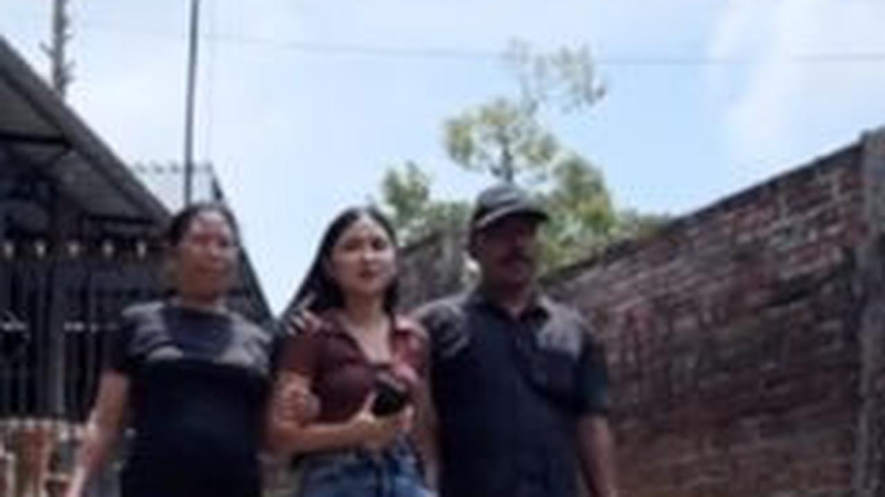 Momen Haru Wanita Cantik Beri Kejutan ke Ortu, Datangkan Hadiah Mewah Bikin Ayah Ibu Tersenyum Bahagia