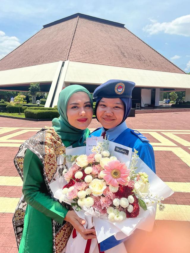 Juliana Moechtar dan Keluarga