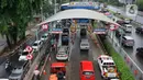 Pengendara motor memasuki Gerbang Tol Lenteng Agung 2 di Tanjung Barat, Jakarta, Rabu (1/1/2020). Banjir yang menggenangi Jalan TB Simatupang menyebabkan akses bagi pengendara terputus sehingga membuat arus lalu lintas seluruh kendaraan dialihkan melalui jalan tol. (Liputan6.com/Immanuel Antonius)