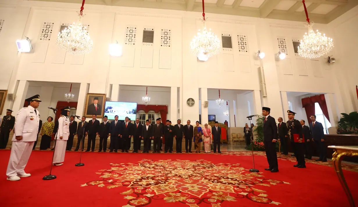 Presiden Joko Widodo (Jokowi) melantik Arinal Djunaidi (kiri) dan Chusnunia Chalim sebagai Gubernur dan Wakil Gubernur Lampung di Istana Negara, Rabu (12/6/2019). Arinal Djunaidi dan Chusnunia Chalim dilantik sebagai Gubernur dan Wakil Gubernur Lampung periode 2019-2024. (Liputan6.com/HO/Irwan)