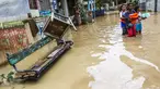 Sejumlah anak perempuan melintasi banjir yang masih merendam komplek Pondok Gede Permai, Jatiasih, Bekasi, Jumat (22/4). Sejak banjir menerjang perumahan tersebut hanya ada sekitar 50 warga yang mau dievakuasi. (Liputan6.com/Fery Pradolo)
