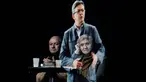 Sepasang tamu duduk sambil mengamati hologram tiga dimensi (3D) calon presiden indepeden Prancis dari kelompok sayap kiri, Jean-Luc Melenchon, yang sedang berpidato di lokasi kampanye di Saint-Denis, dekat Paris, Minggu (5/2). (AP Photo/Kamil Zihnioglu)