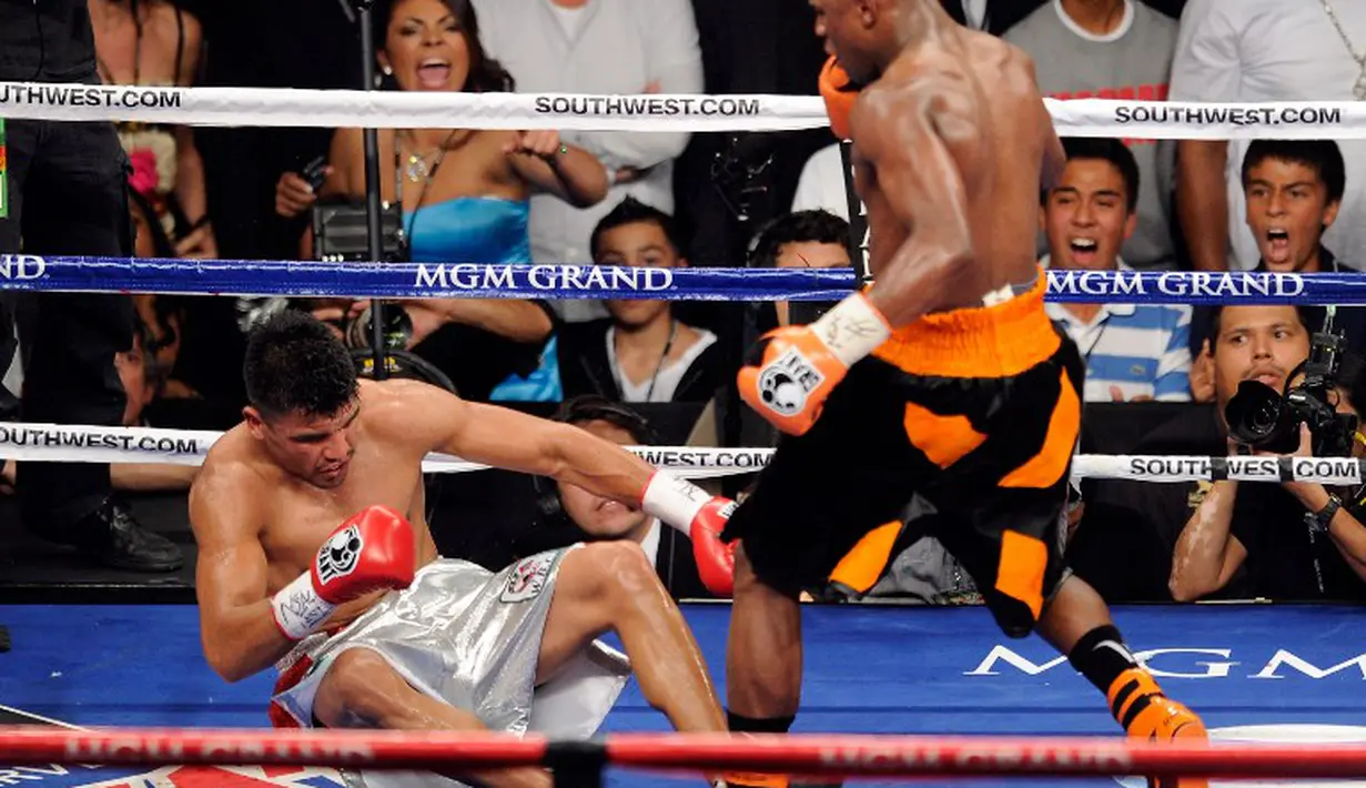 Floyd Mayweather Jr. saat memukul KO Victor Ortiz di ronde 4 untuk merebut gelar juara dunia Kelas Welter WBC. 17 September 2011. (AFP).
