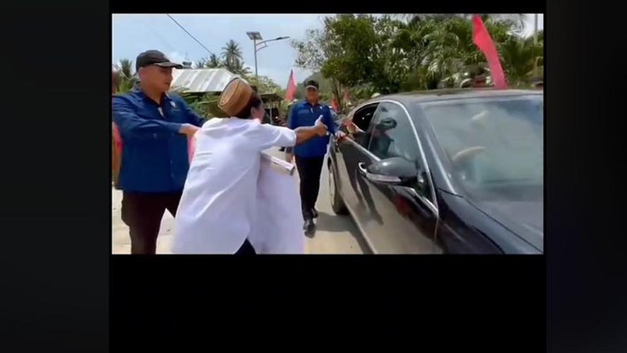 Terlihat petugas kepolisian sigap menjaga warga agar tak merangsek ke jalanan.&nbsp;