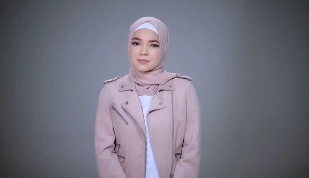 Pengalaman berbeda-beda dirasakan oleh setiap orang yang memutuskan untuk berhijrah. Begitu juga yang dirasakan oleh penyanyi yang beberapa tahun belakangan ini fokus akting, Dewi Sandra. (Instagram/dewisandra)