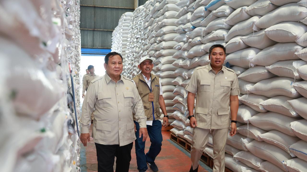Wamentan Sudaryono saat mendampingi Presiden Prabowo Subianto melakukan inspeksi mendadak (sidak) ke Kompleks Gudang Perum Bulog Danurejo, Kabupaten Magelang, Jawa Tengah, Sabtu (18/4). (Dok. Istimewa)