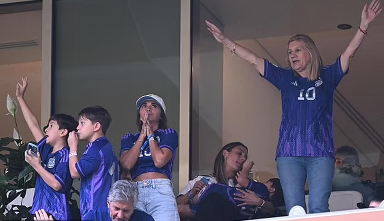 Selain istri dan anaknya, sang ibunda, Celia Cuccittini juga hadir untuk mendukung Messi secara langsung. Tampak momen dramatis saat Celia menyaksikan putranya dari tribun selama final Piala Dunia berlangsung. Sorakan kemenangan pun tercipta saat Argentina mengalahkan Prancis melalui adu penalti. (Sumber: Daily Mail)
