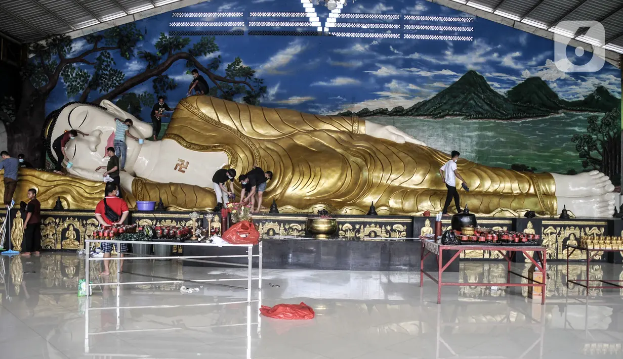 Warga keturunan Tionghoa membersihkan Patung Buddha Tidur di Wihara Buddha Dharma & 8 Pho Sat, Tajur Halang, Bogor, Jawa Barat, Minggu (23/1/2022). Kegiatan gotong royong membersihkan Patung Buddha Tidur ini merupakan tradisi dalam rangka menyambut Tahun Baru Imlek. (merdeka.com/Iqbal S. Nugroho)
