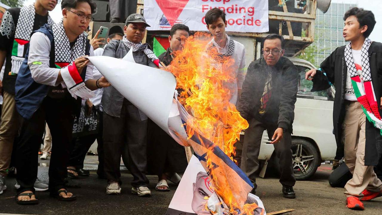 FOTO: Massa Membakar Replika Bendera Israel Saat Aksi Bela Palestina di Depan Kedubes AS Jakarta