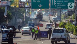 Sistem ganjil genap diterapkan untuk mengantisipasi macet libur cuti bersama Hari Raya Idul Adha. Sistem ini akan diterapkan hingga 2 Juli 2023. Kendaraan yang melintas disesuaikan pelat nomornya dengan tanggal. (merdeka.com/Arie Basuki)