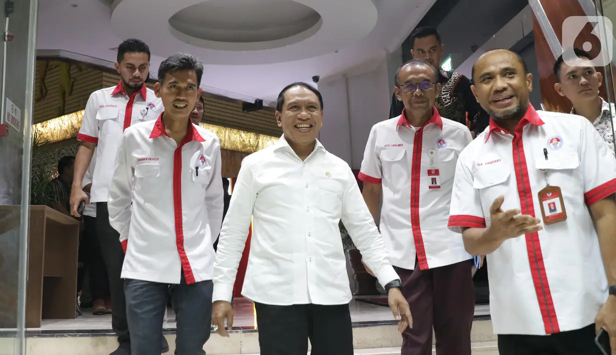 Menpora, Zainudin Amali (tengah) bersiap memberi keterangan terkait kesiapan Indonesia sebagai tuan rumah Piala Dunia U-20 2021, Jakarta, Kamis (24/10/2019). Indonesia resmi ditunjuk FIFA sebagai penyelenggara Piala Dunia U-20 pada 2021. (Liputan6.com/Helmi Fithriansyah)