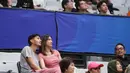 Atlet basket, Daniel Wenas, bersama pevoli putri, Shella Bernadetha, saat menonton langsung pertandingan FIBA World Cup 2023 antara Prancis vs Pantai Gading di Indonesia Arena, Sabtu (2/9/2023). Prancis mengalahkan Pantai Gading dengan skor 87-77. (Bola.com/M Iqbal Ichsan)