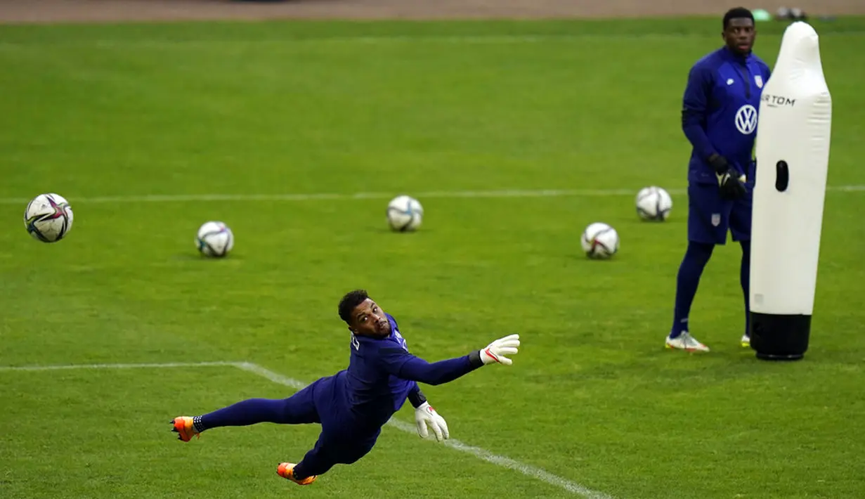 Kiper Amerika Serikat Zack Steffen berusaha menangkap bola saat sesi latihan jelang melawan Meksiko pada pertandingan kualifikasi Piala Dunia 2022 di Stadion Azteca, Mexico City, Meksiko, 23 Maret 2022. (AP Photo/Eduardo Verdugo)