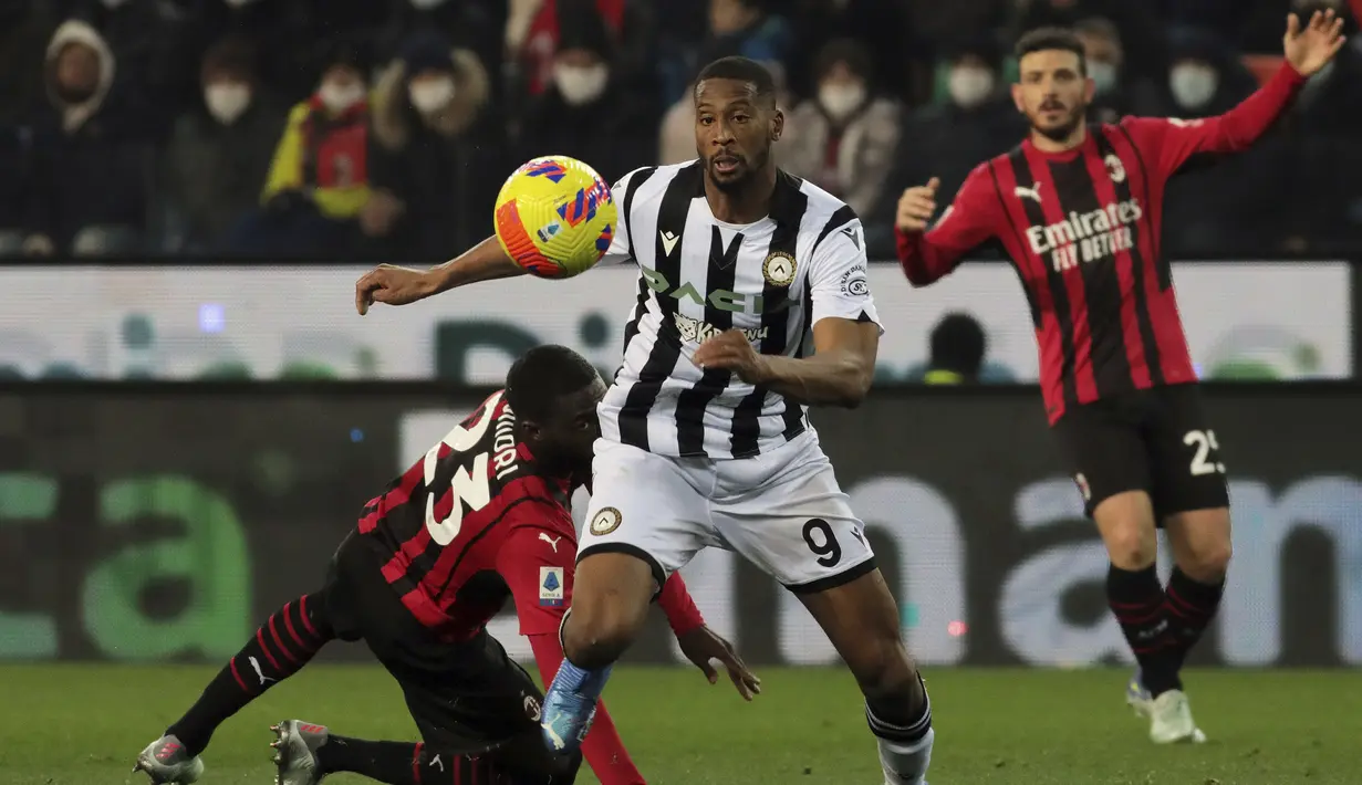 Pada menit ke-82 Udinese hampir menggandakan keunggulan lewat Beto. Usai menerima umpan di sisi kiri, ia sempat menggiring bola ke dalam kotak penalti dan melepaskan tendangan yang masih melenceng tipis di sisi gawang. (LaPresse via AP/Andrea Bressanutti)