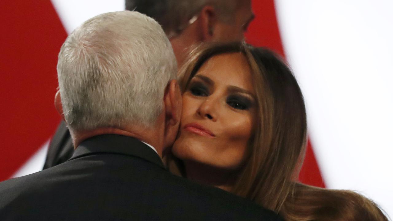 Melania Trump menyalami calon wakil presiden AS Mike Pence. (Reuters)