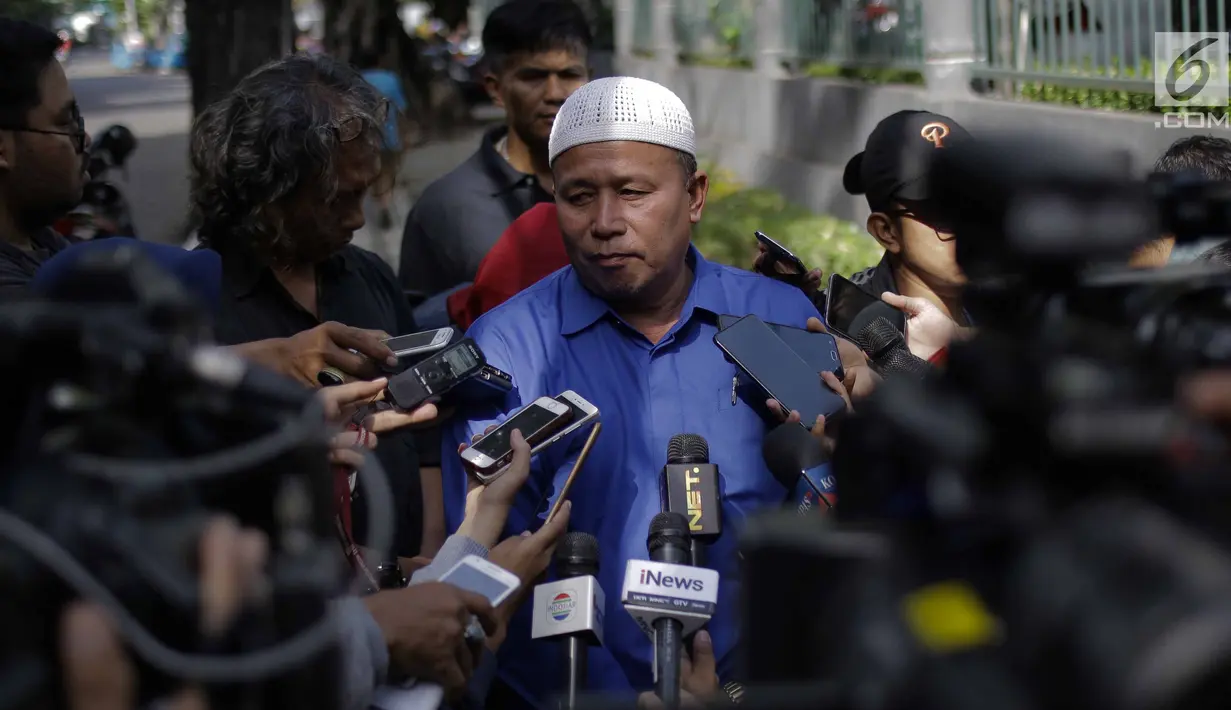 Perwakilan keluarga Nyak Sandang, Maturidi memberikan keterangan kepada awak media di RSPAD Gatot Subroto, Jakarta Pusat, Sabtu (31/3). Maturidi mengatakan penglihatan Nyak Sandang (91) mulai membaik pascaoperasi katarak. (Liputan6.com/Faizal Fanani)