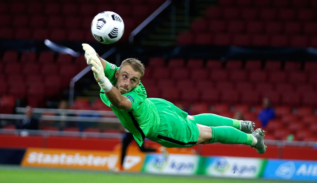 Jasper Cillessen. Kiper berusia 32 tahun ini didatangkan Valencia dari Barcelona pada musim 2019/2020 dengan nilai transfer sebesar 35 juta euro. Total 2 musim, ia hanya tampil dalam 40 laga karena sering dilanda cedera. (Foto: AP/Peter Dejong)