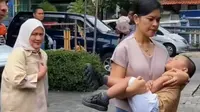 Iriana Jokowi tenteng tas Louis Vuitton saat makan ke warung Ayam Goreng Mbah Karto bareng cucu. (dok. TikTok @ayamgorengmbahkartoskh/https://www.tiktok.com/@ayamgorengmbahkartoskh/video/7453028779946986758)