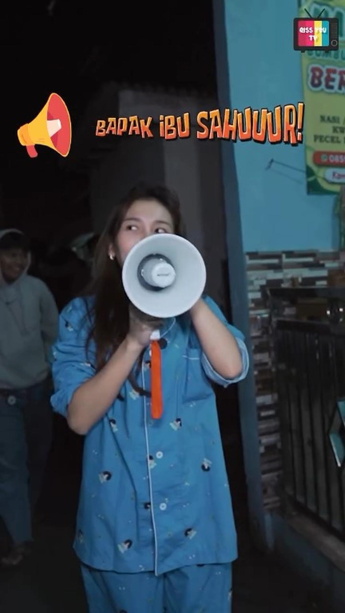 Masih Pakai Piyama, Ini 7 Potret Ayu Ting Ting Bangunkan Sahur Bareng Bocah Kampung - Totalitas Pakai Toa