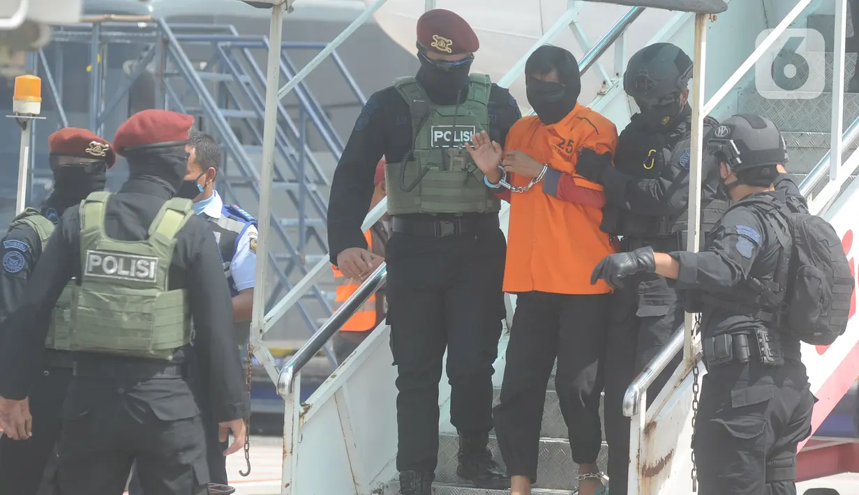 Densus 88  Mabes Polri membawa teroris usai tiba di Bandara Soekarno-Hatta, Tangerang Banten, Kamis (4/1/2021). Sebanyak 26 terduga teroris tertangkap petugas Densus 88 di Makassar dan Gorontalo. (merdeka.com/Arie Basuki)