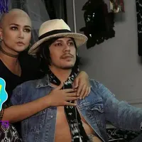 Ria Irawan dan Mayky Wongkar hanya melangsungkan pernikahan di Kantor Urusan Agama (KUA). Apa sih alasan mereka berdua tidak membuat pesta?