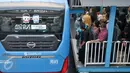 Transjakarta menargetkan jumlah penumpang dalam setahun mencapai 185 juta, Jakarta, Kamis (26/4). Target tersebut akan dicapainya melalui penambahan jumlah unit bus bahkan hingga menjadi 3000 unit dari 1.500 unit bus. (Liputan6.com/Yoppy Renato)