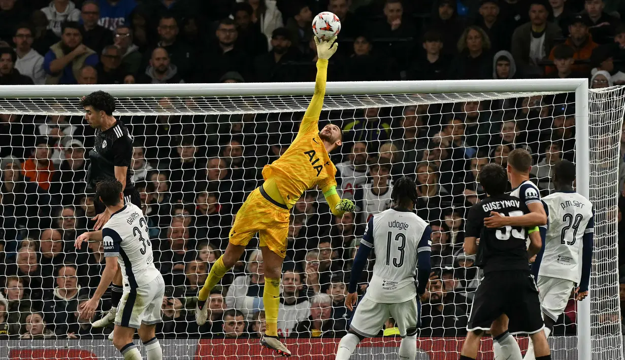 Meski harus bermain dengan 10 pemain, setelah Radu Dragusin mendapat kartu merah pada menit ke-7, Tottenham Hotspur tampil dominan dan unggul tiga gol tanpa balas. (Glyn KIRK/AFP)