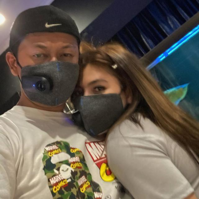 Potret Manis Angela Lee Bersama Suami Sebelum Dikabarkan Cerai