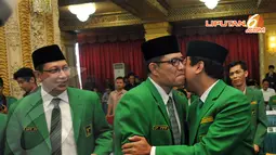 Wakil Ketua Umum PPP Emron Pangkapi (tengah) disambut hangat oleh Sekjen PPP M. Romahurmuziy (kanan) disaksikan Wakil Ketua Umum Lukman Hakim Saifuddin (kiri) saat Mukernas PPP di Bogor (23/4/2014) (Liputan6.com/Johan Tallo).