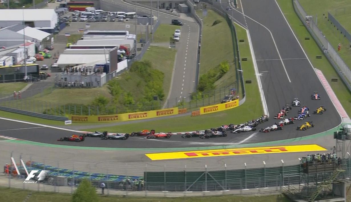 Para pebalap melewati tikungan pertama selepas start F1 GP Hungaria di Sirkuit Hungaroring, Budapest, Minggu (24/7/2016). (Bola.com/Twitter/F1)